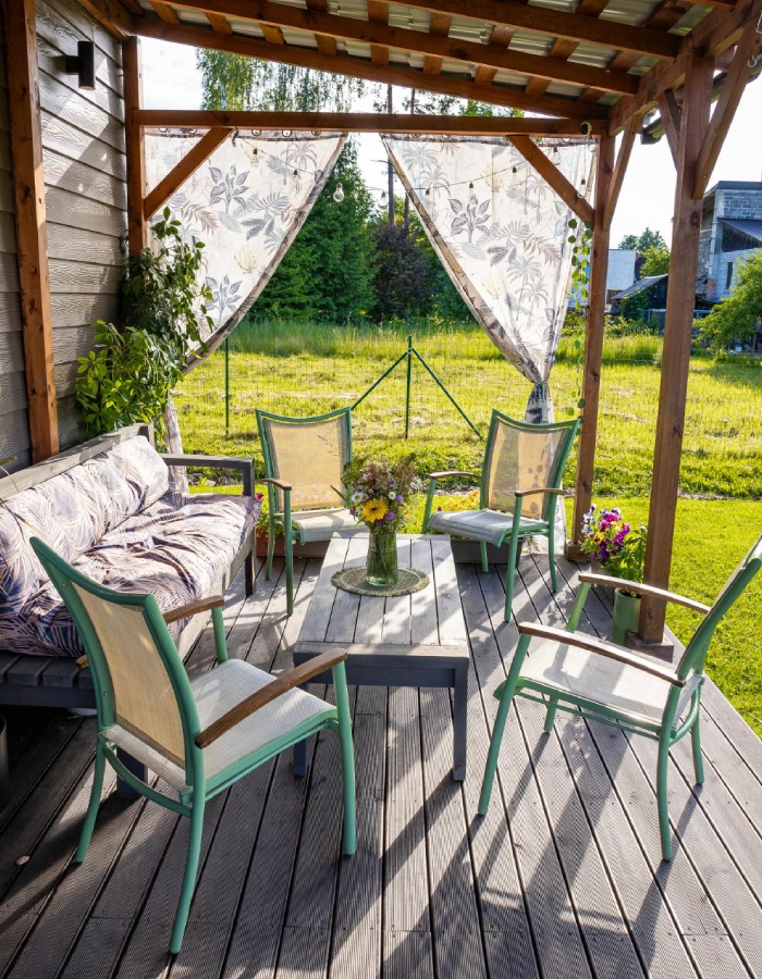 Terrasse en bois avec salon de jardin sous abri – L’Ère du Bois